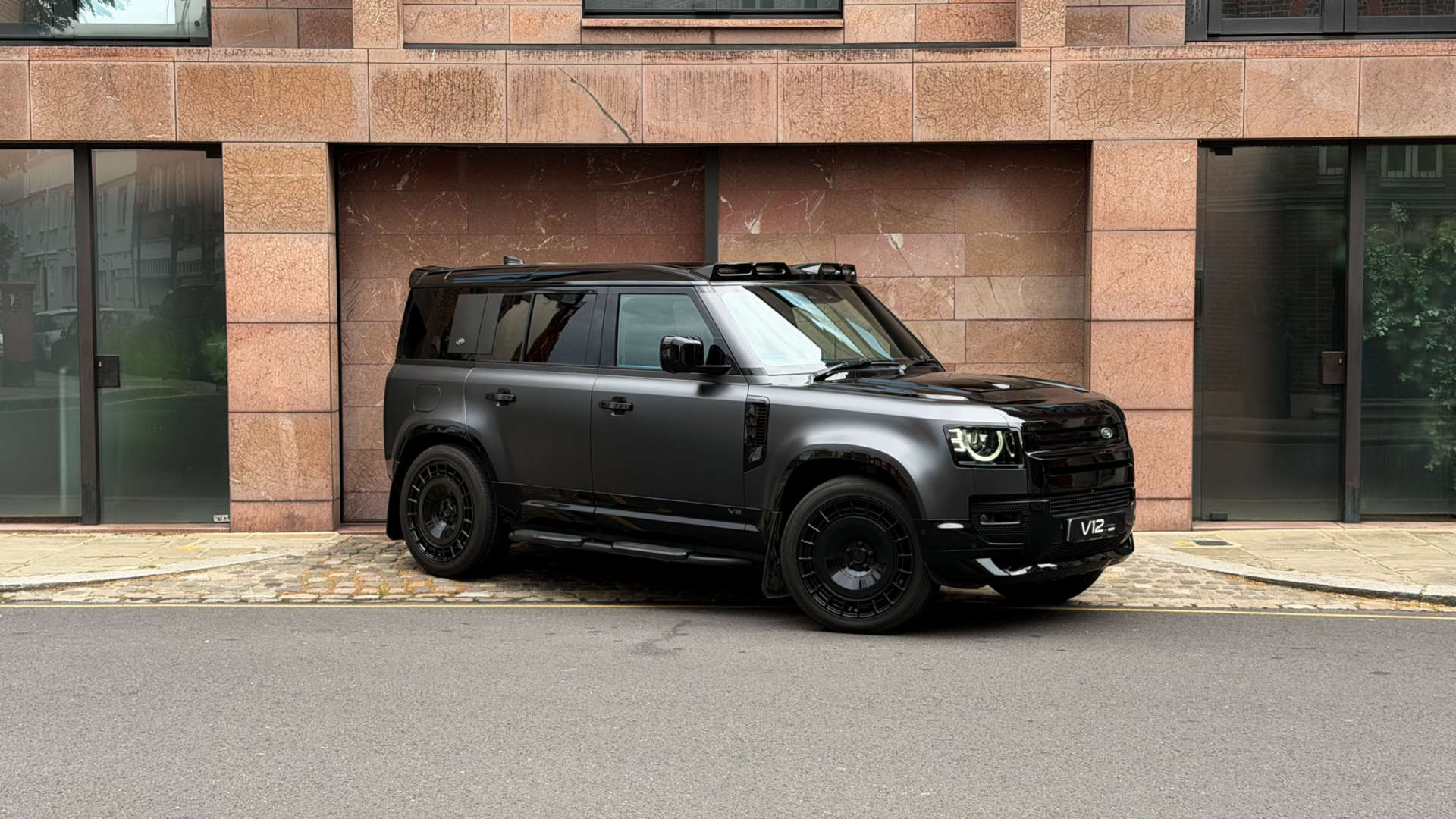 Land Rover DEFENDER — photo 1