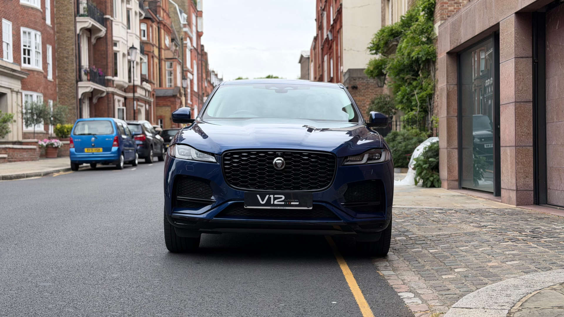 Jaguar F-PACE — photo 18