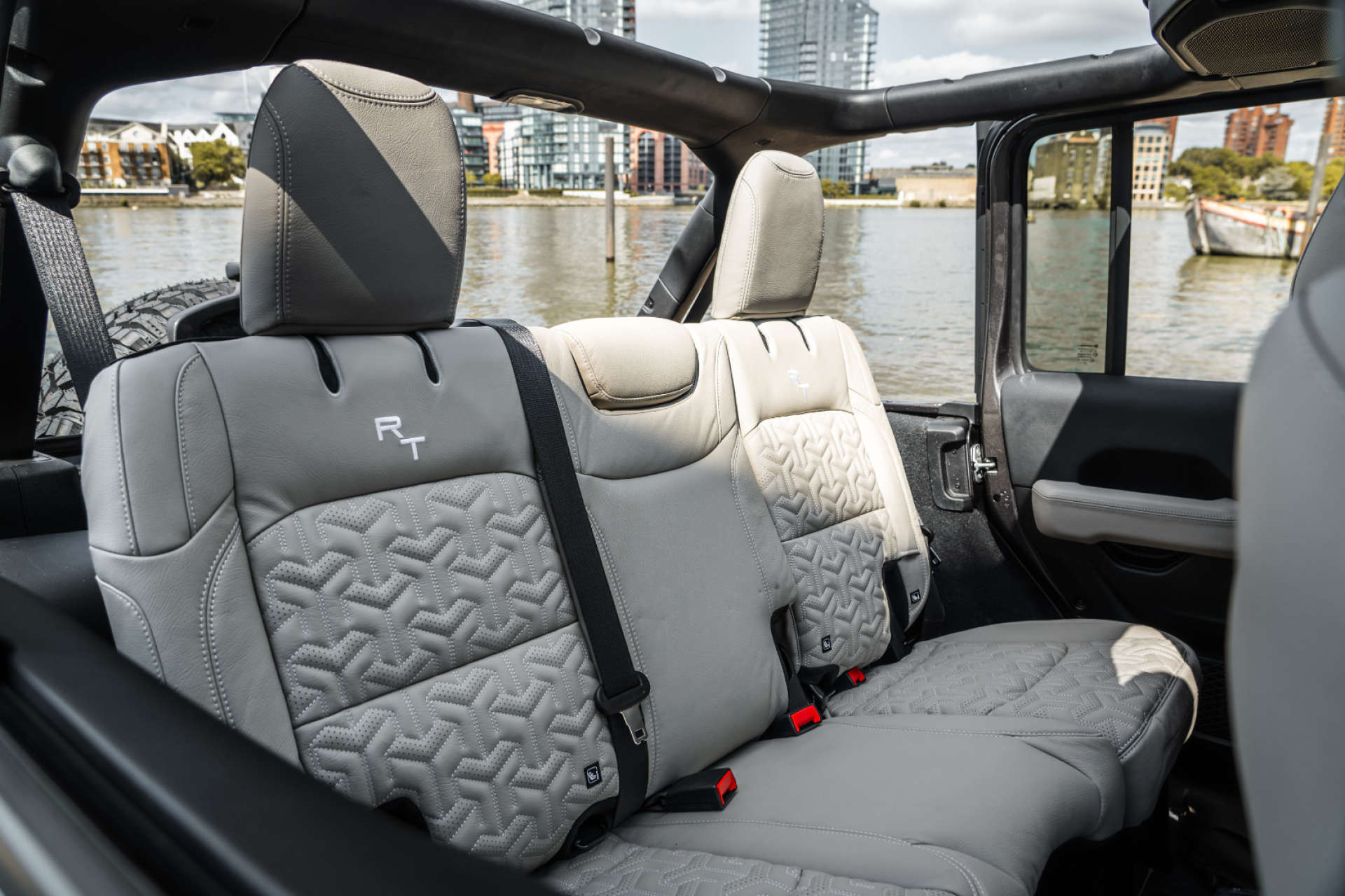 Jeep Wrangler — photo 18