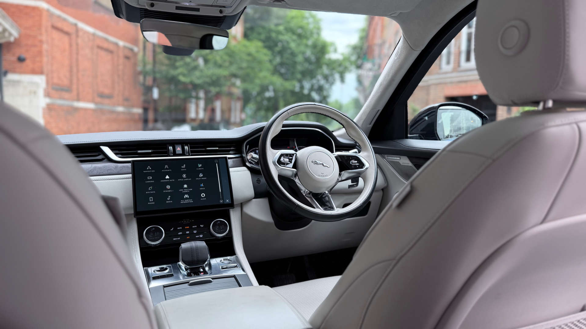Jaguar F-PACE — photo 28