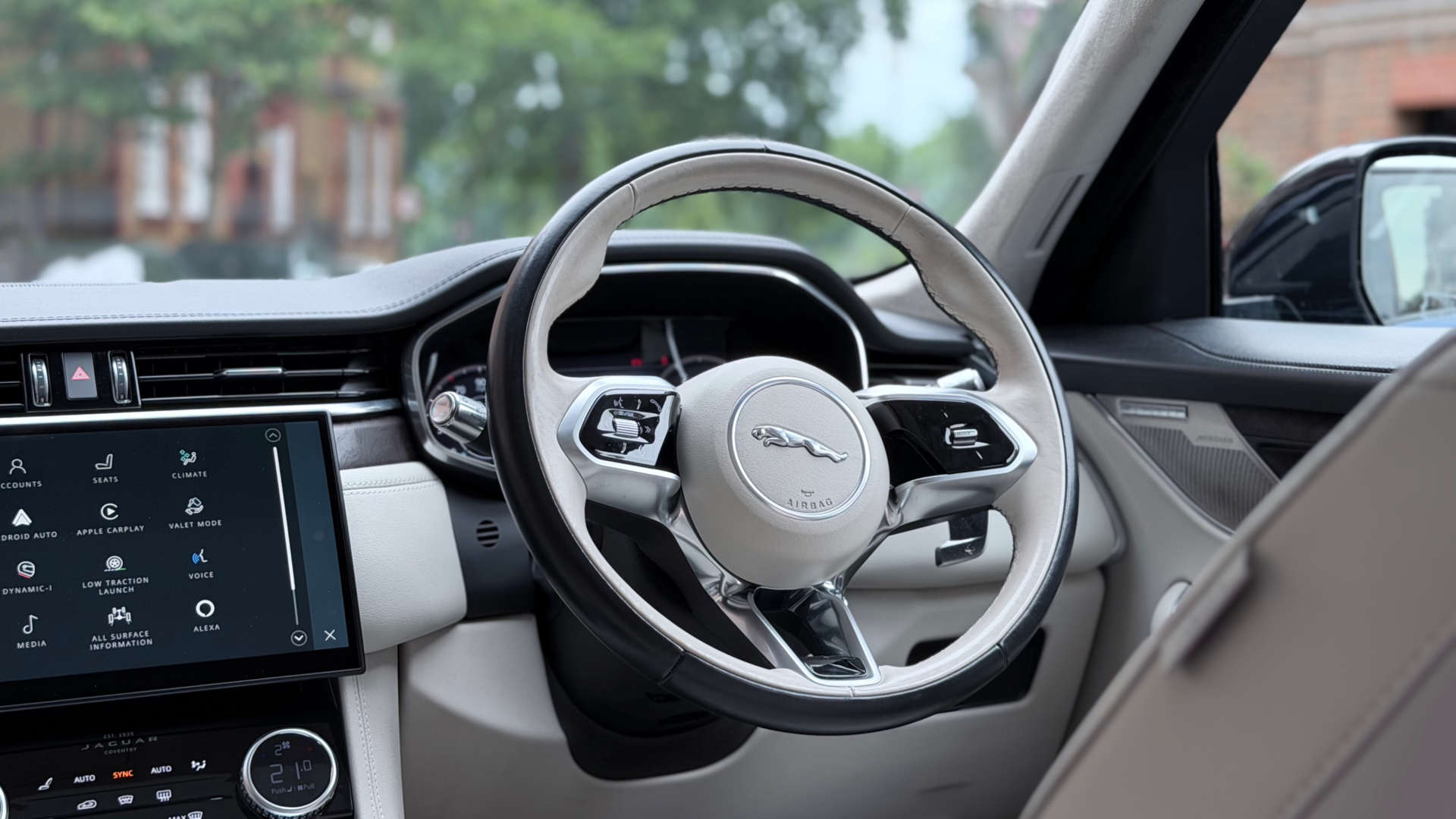 Jaguar F-PACE — photo 30