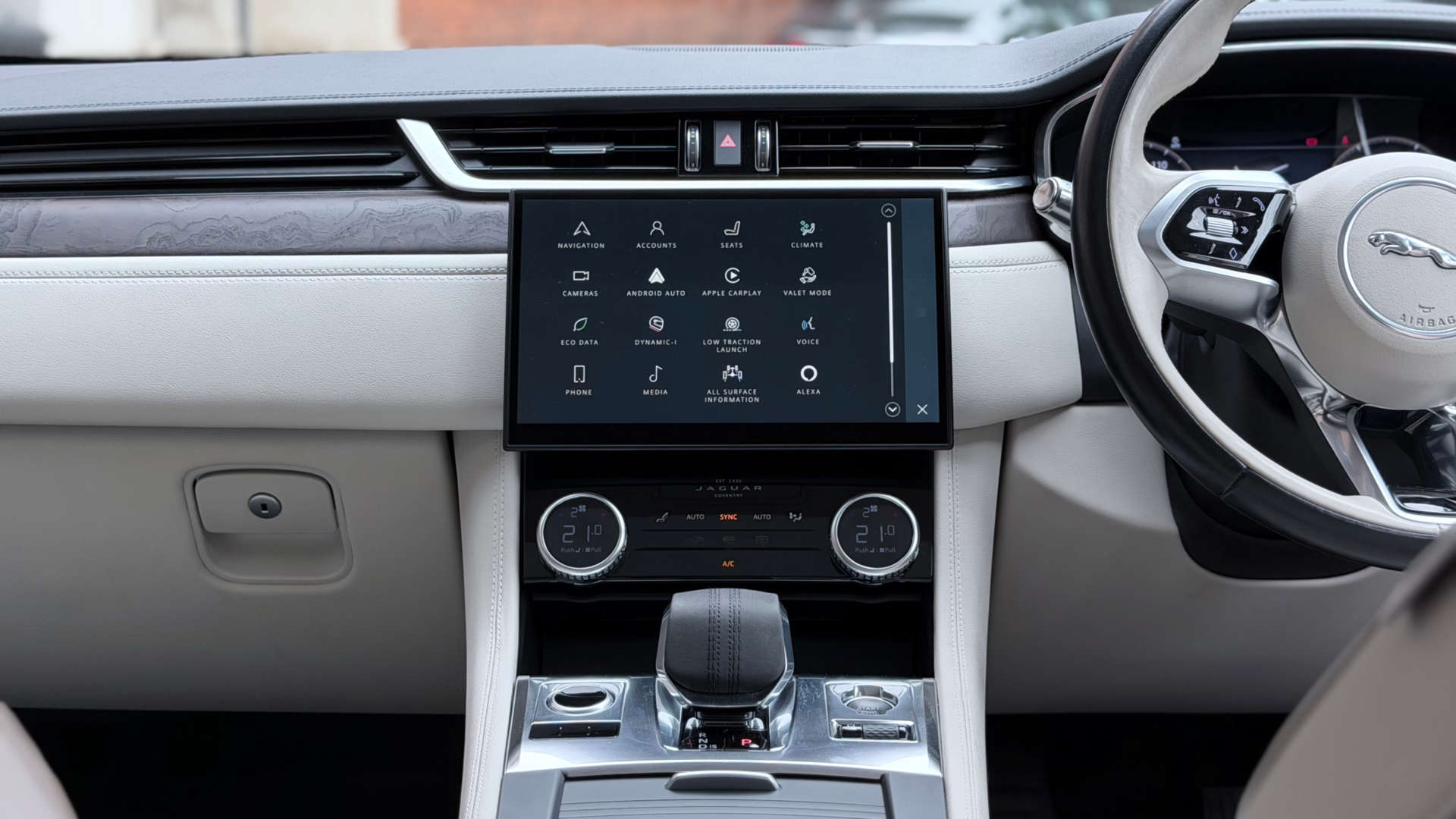 Jaguar F-PACE — photo 31