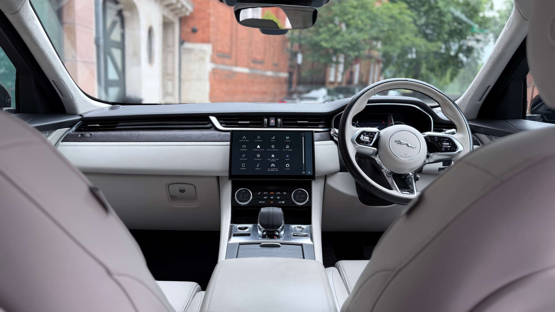 Jaguar F-PACE — photo 32