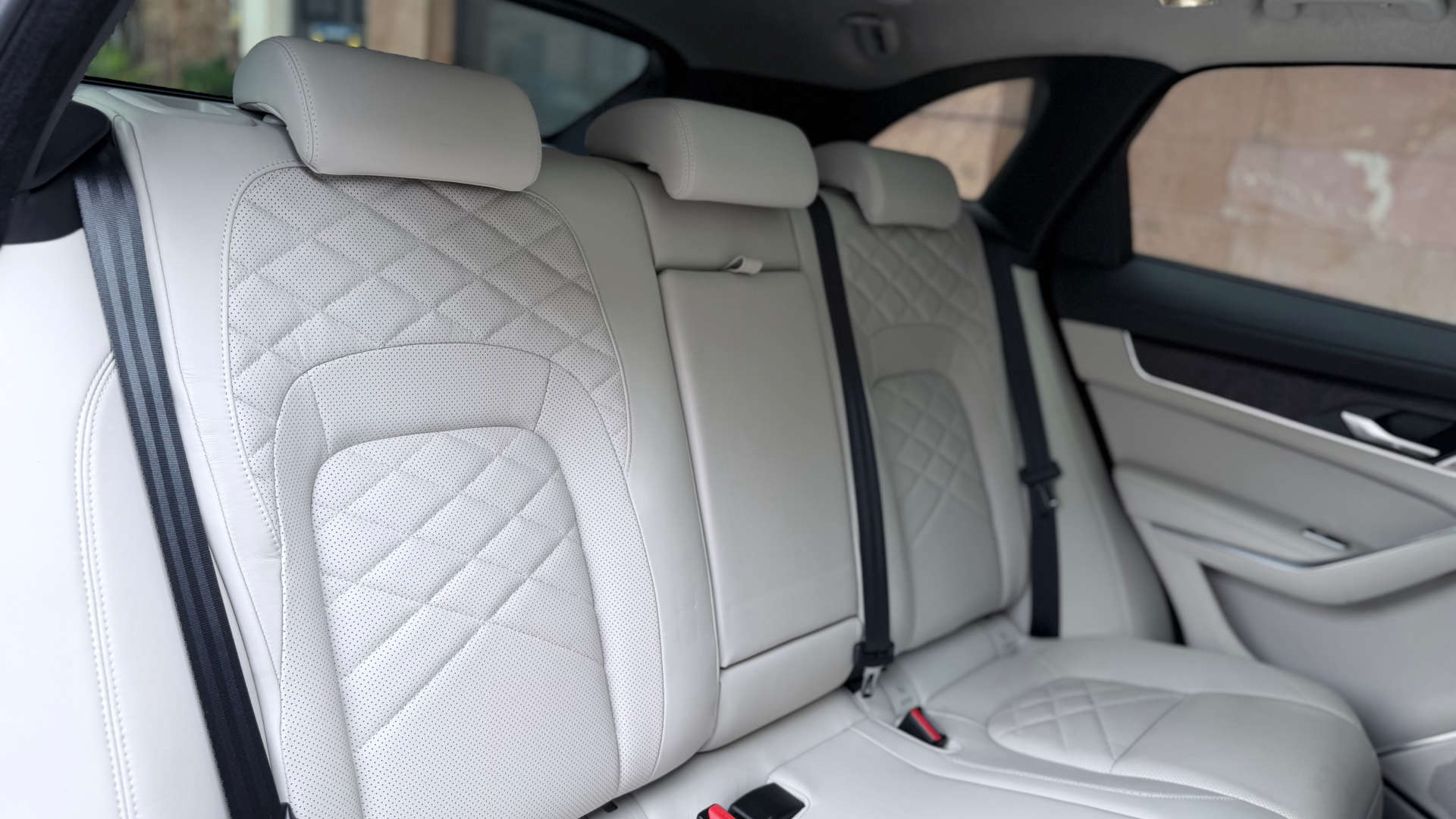 Jaguar F-PACE — photo 33