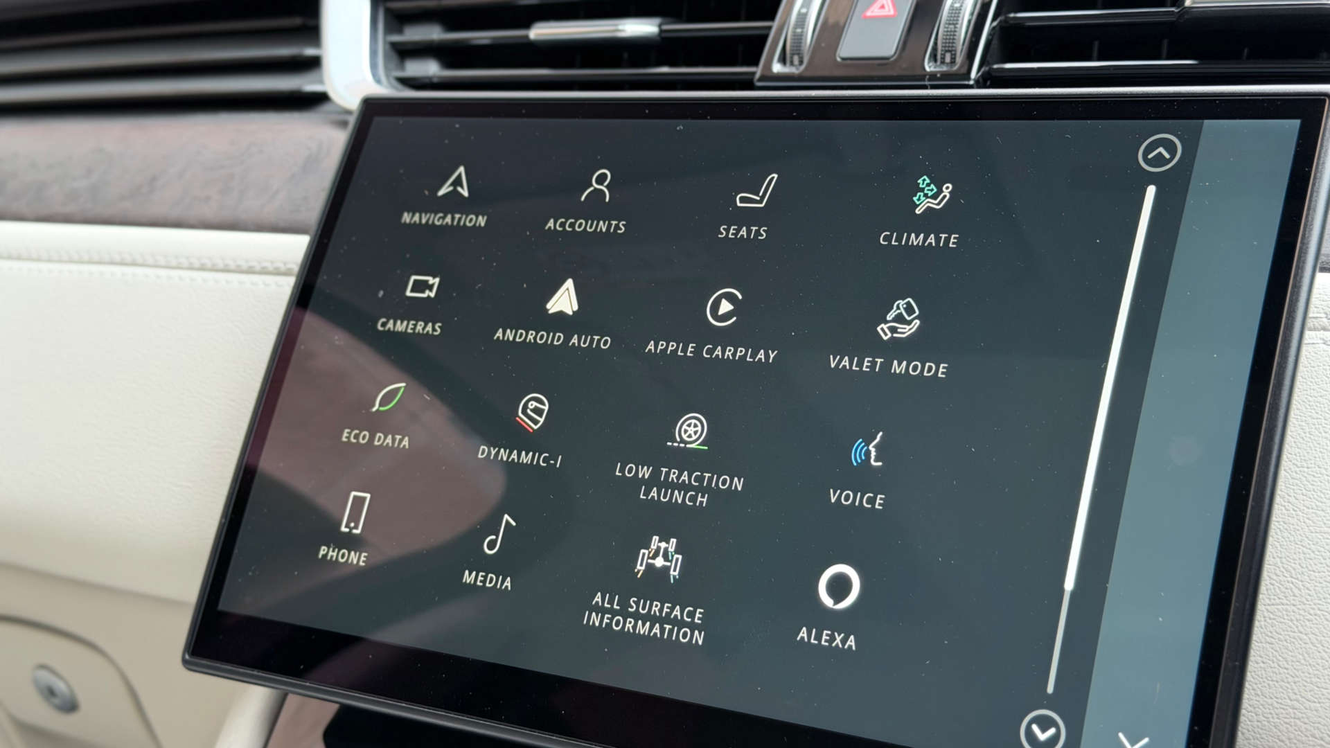 Jaguar F-PACE — photo 36