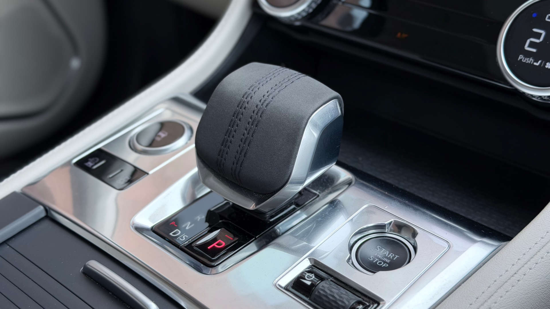 Jaguar F-PACE — photo 37
