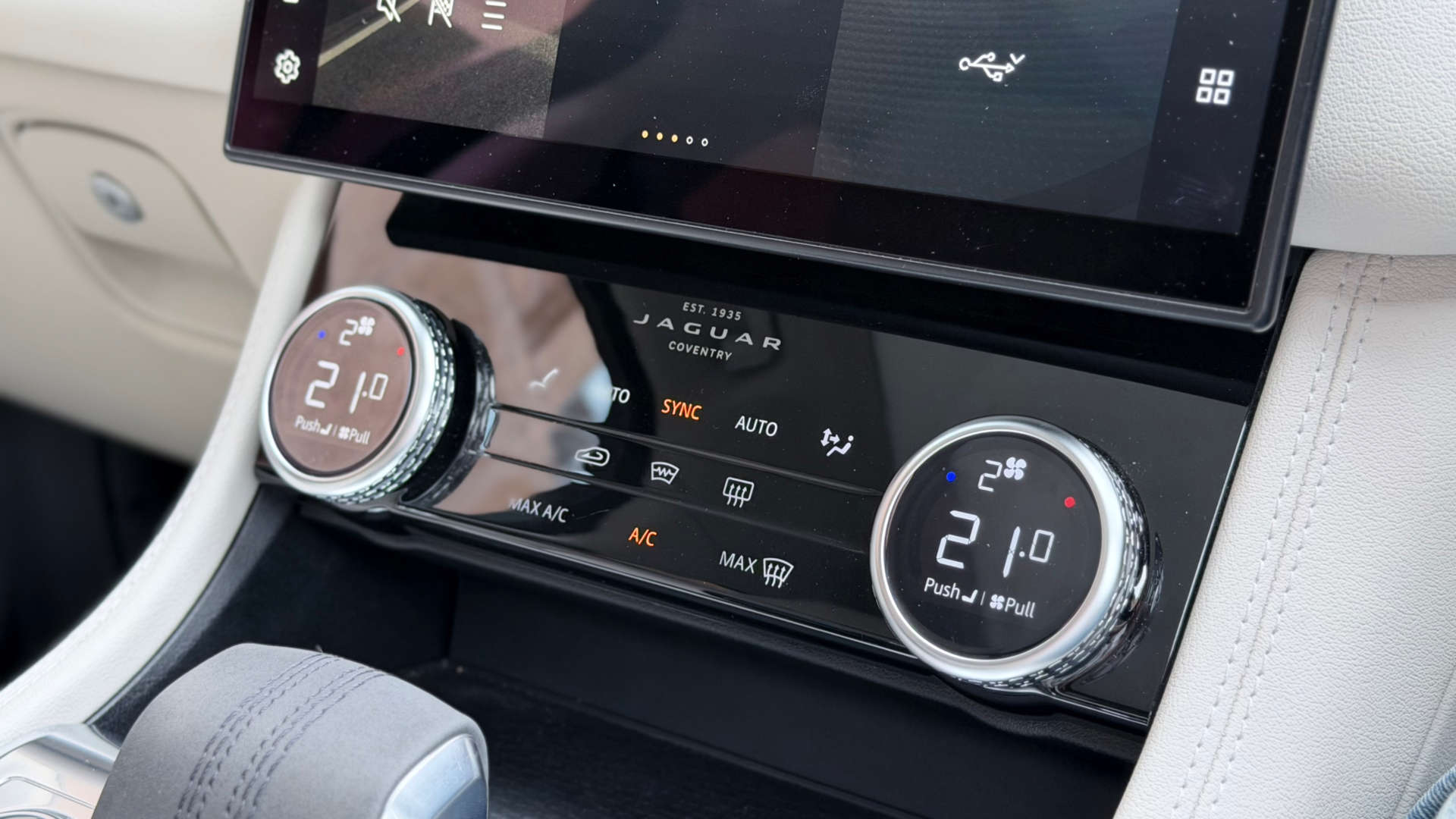 Jaguar F-PACE — photo 38