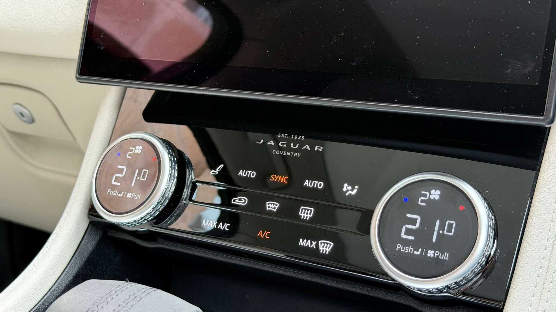 Jaguar F-PACE — photo 46