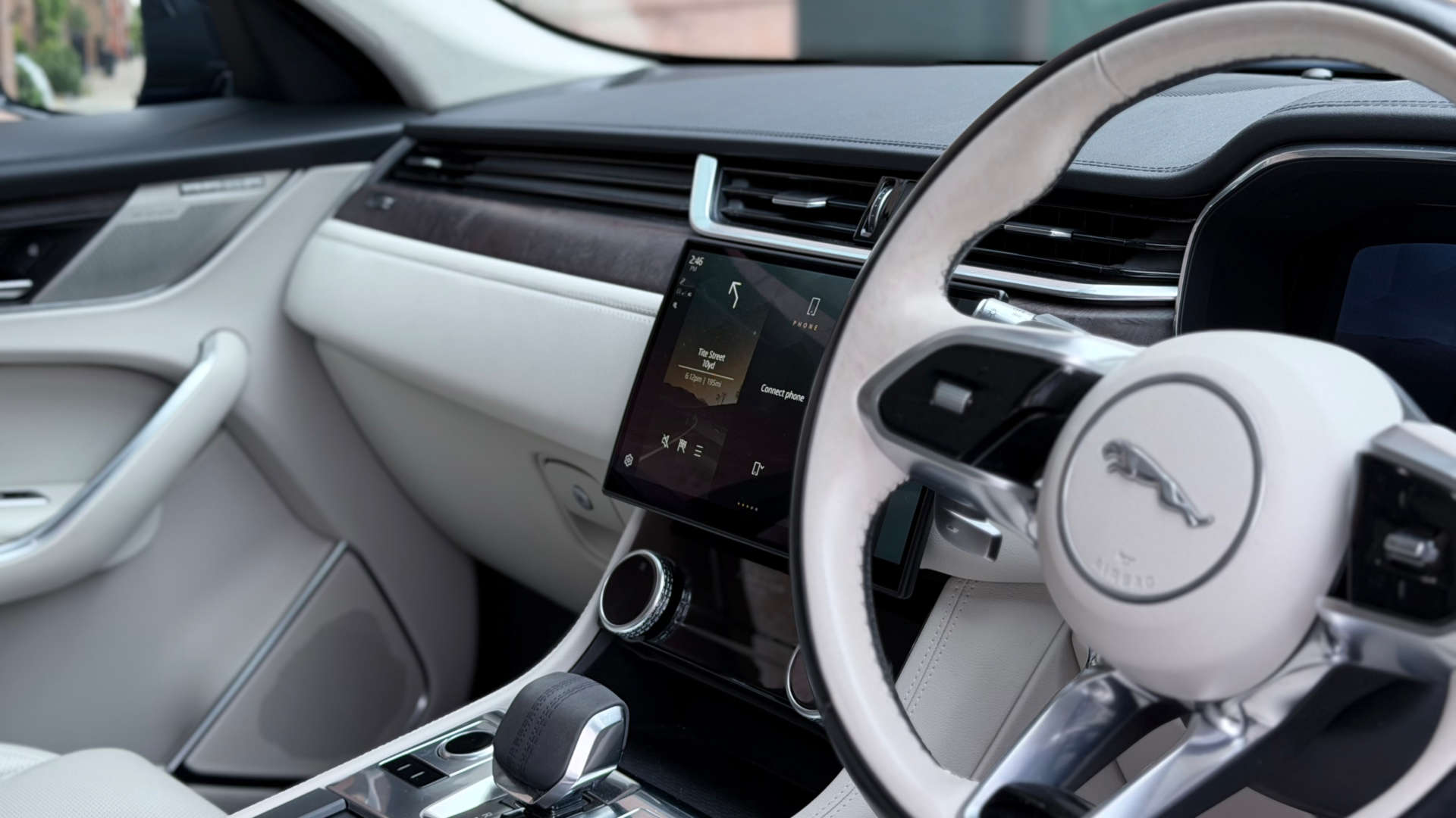 Jaguar F-PACE — photo 49