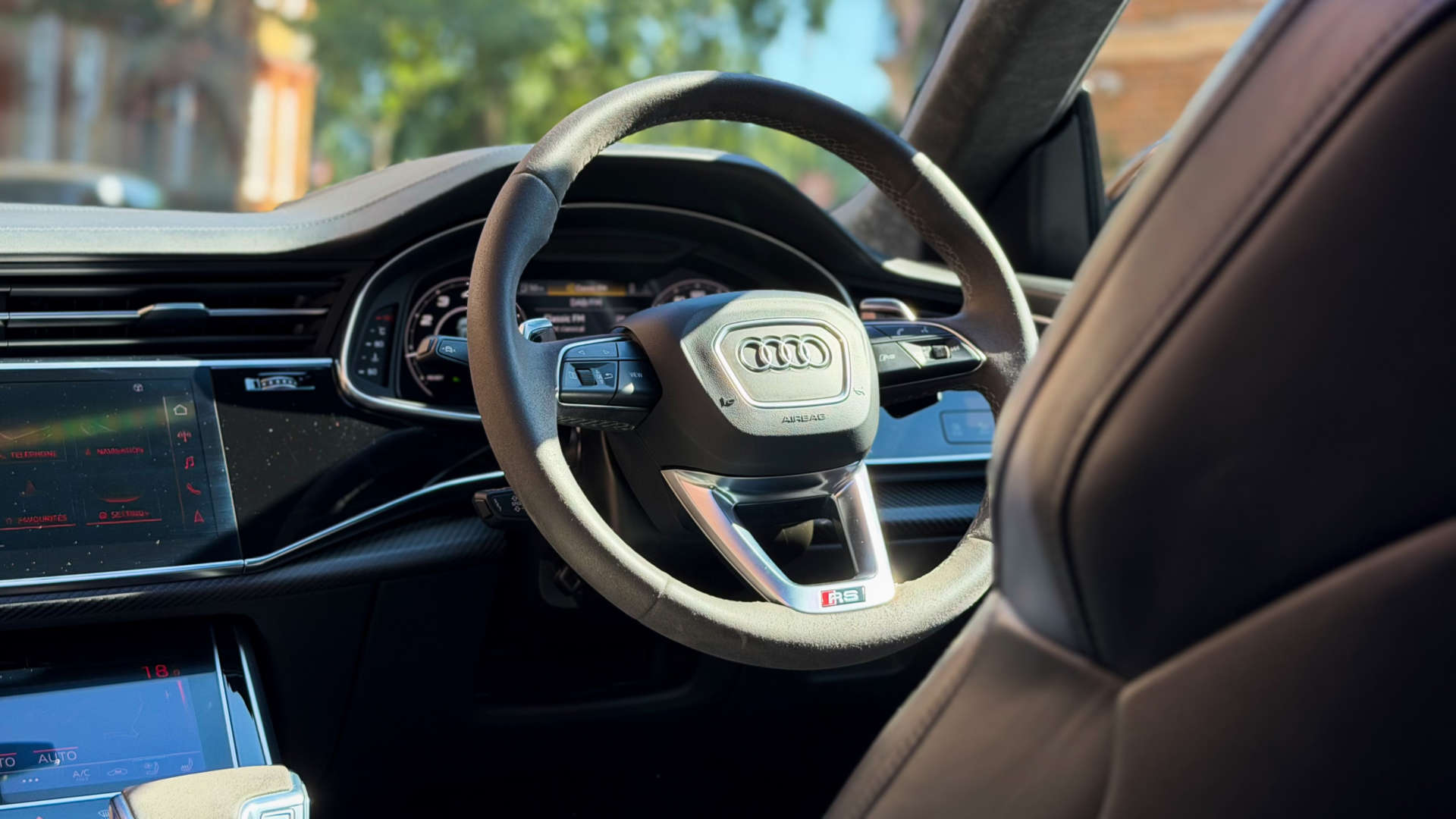 Audi Q8 — photo 21