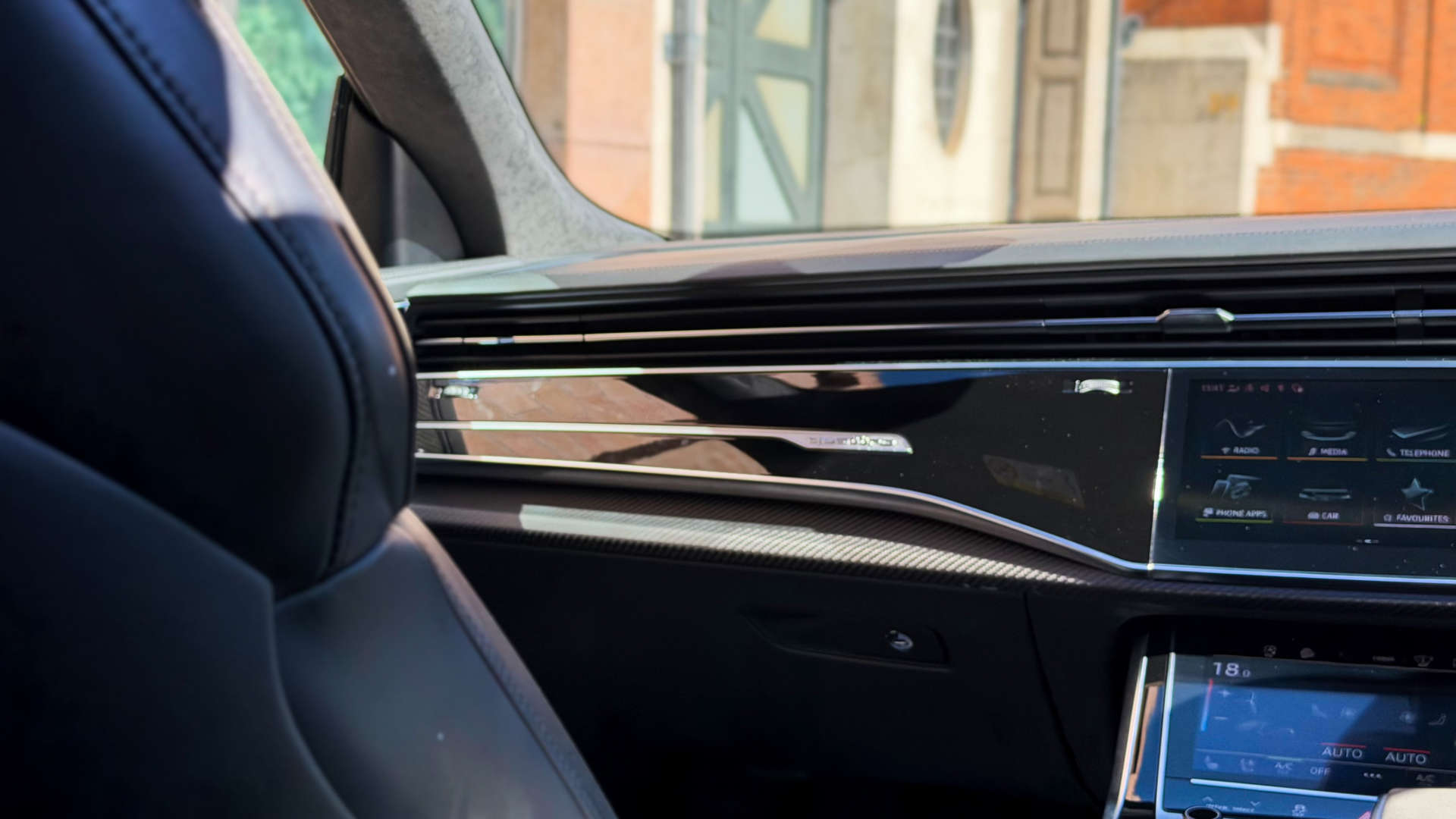 Audi Q8 — photo 24