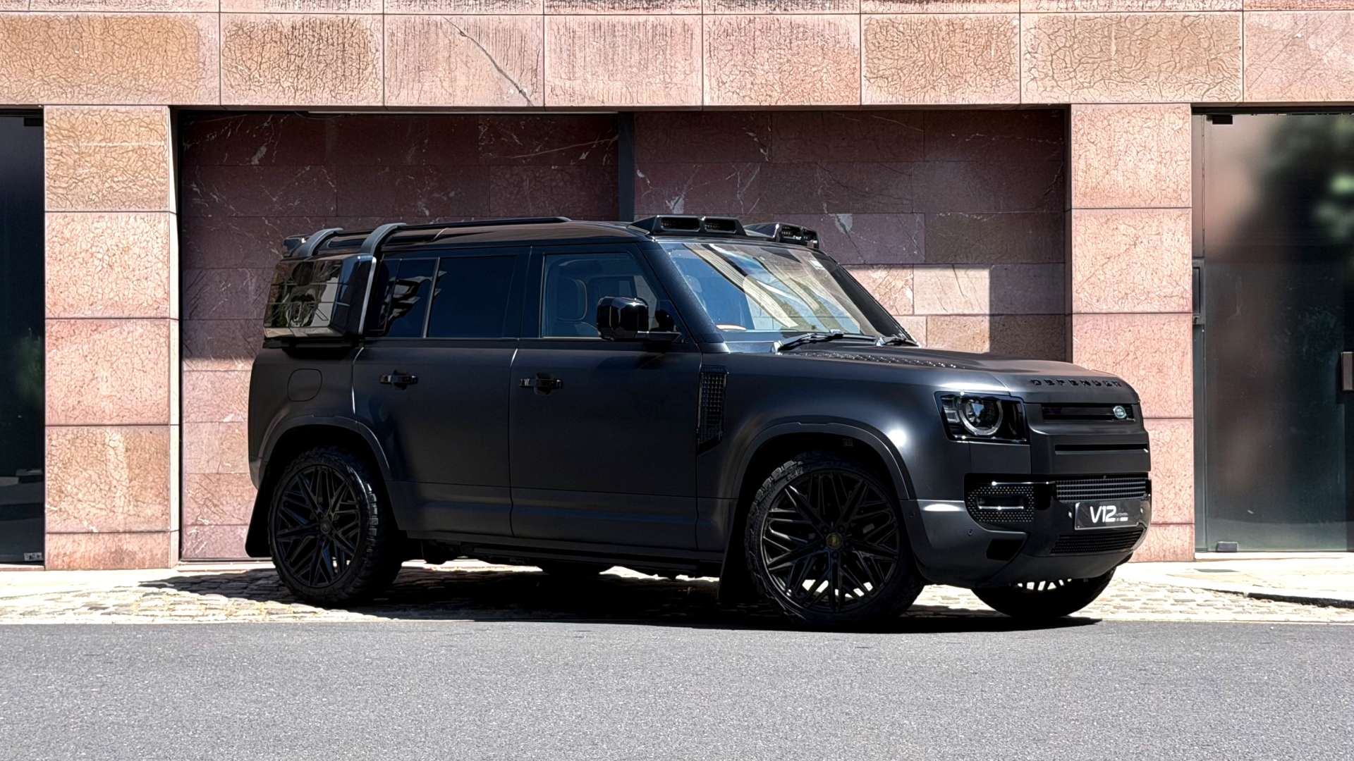 Land Rover DEFENDER — photo 1