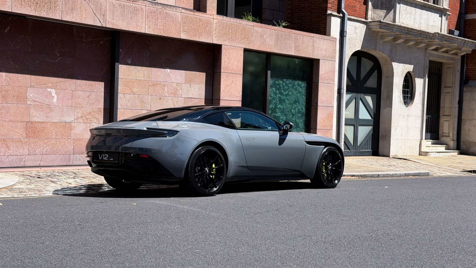 Aston Martin DB11 — photo 3
