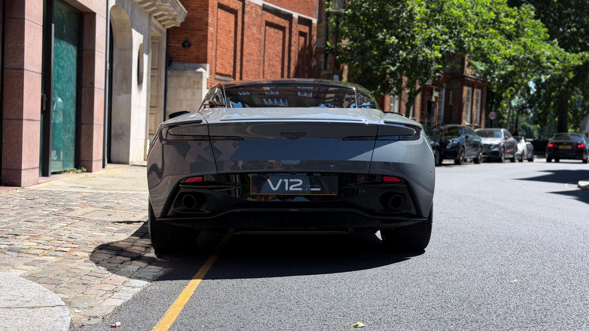 Aston Martin DB11 — photo 5