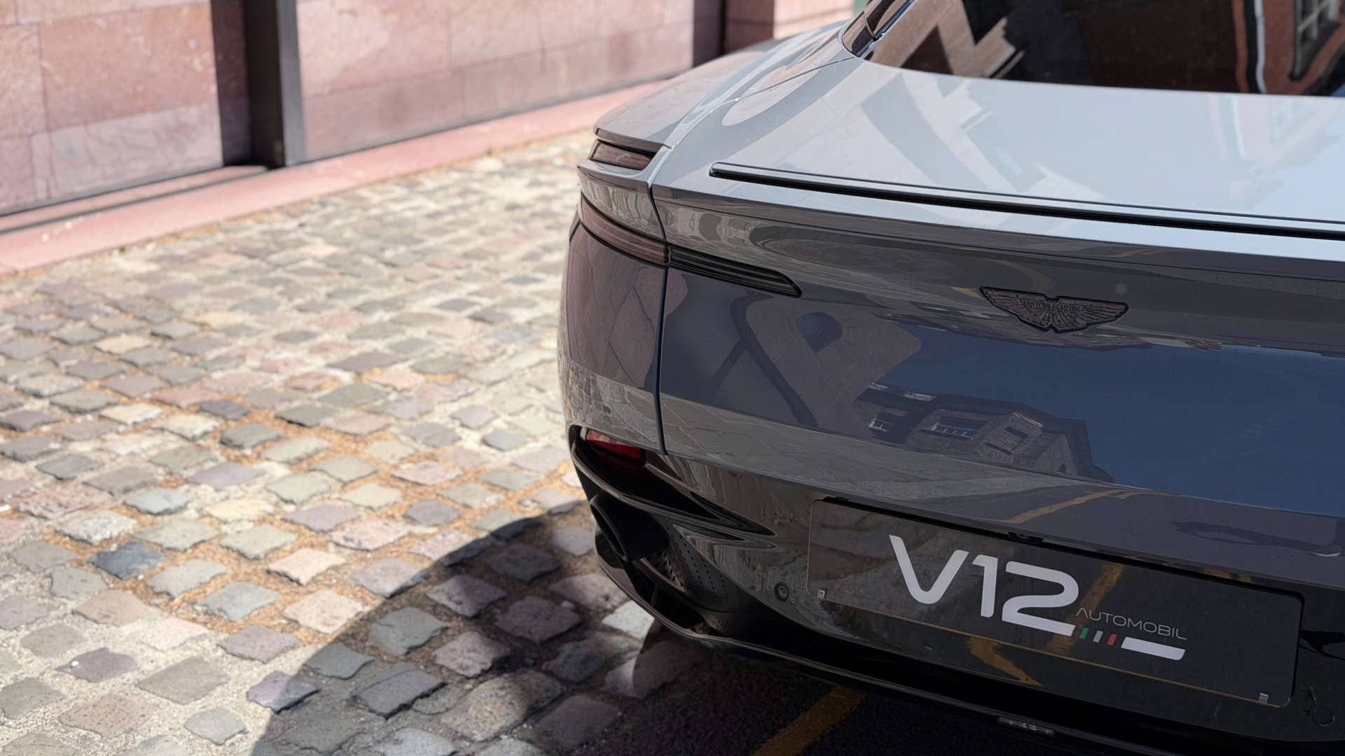 Aston Martin DB11 — photo 6