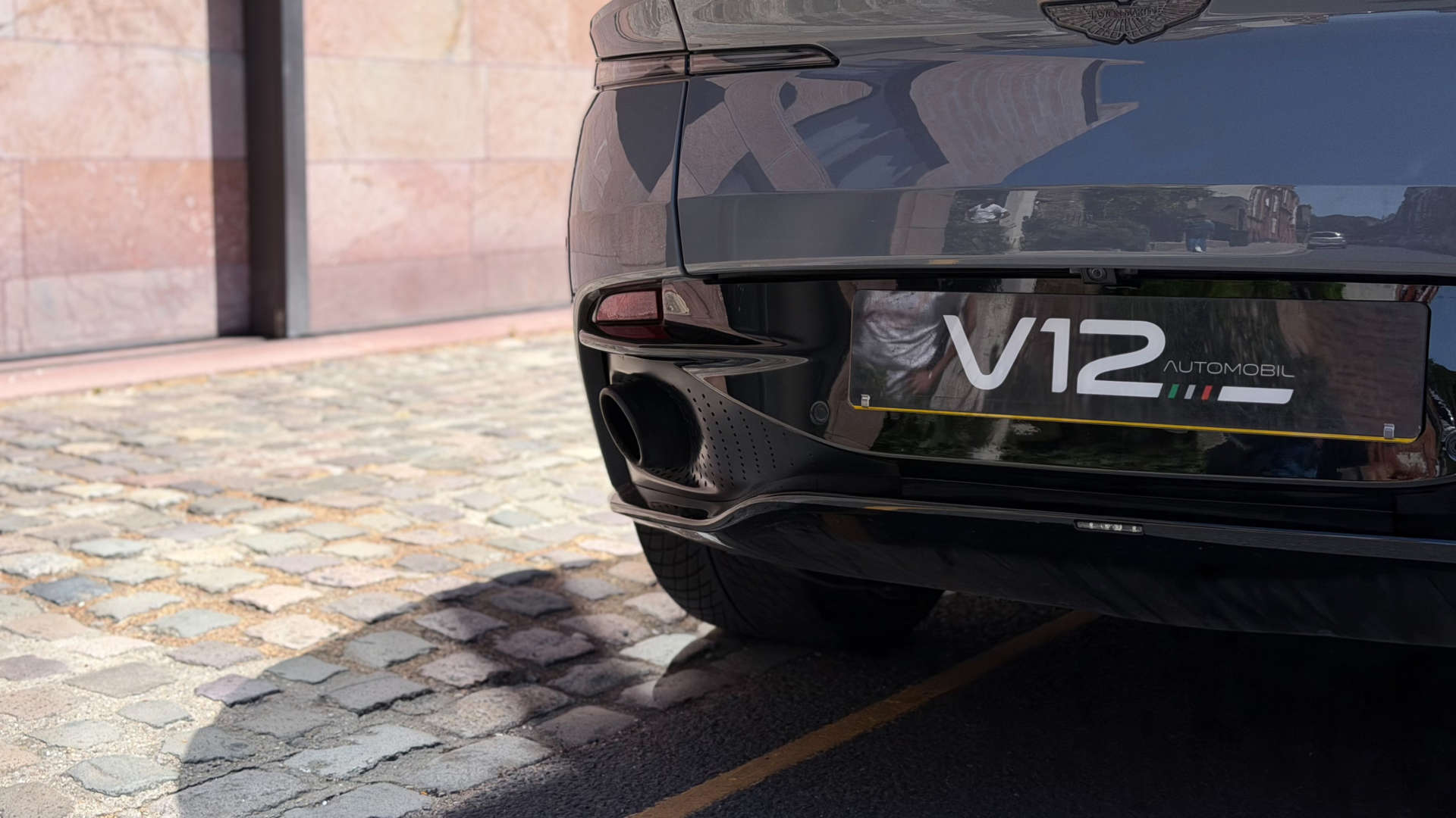 Aston Martin DB11 — photo 7