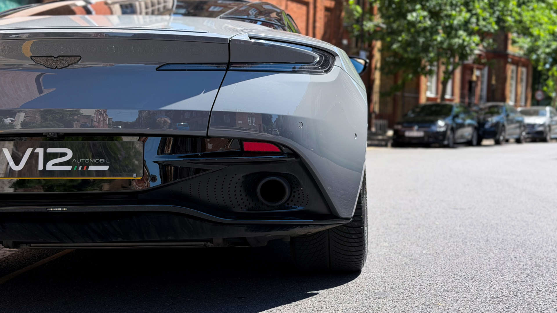 Aston Martin DB11 — photo 8