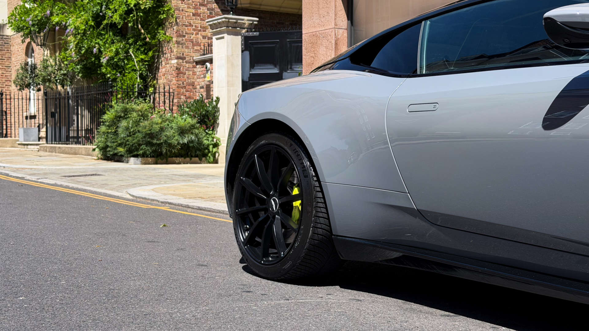Aston Martin DB11 — photo 9