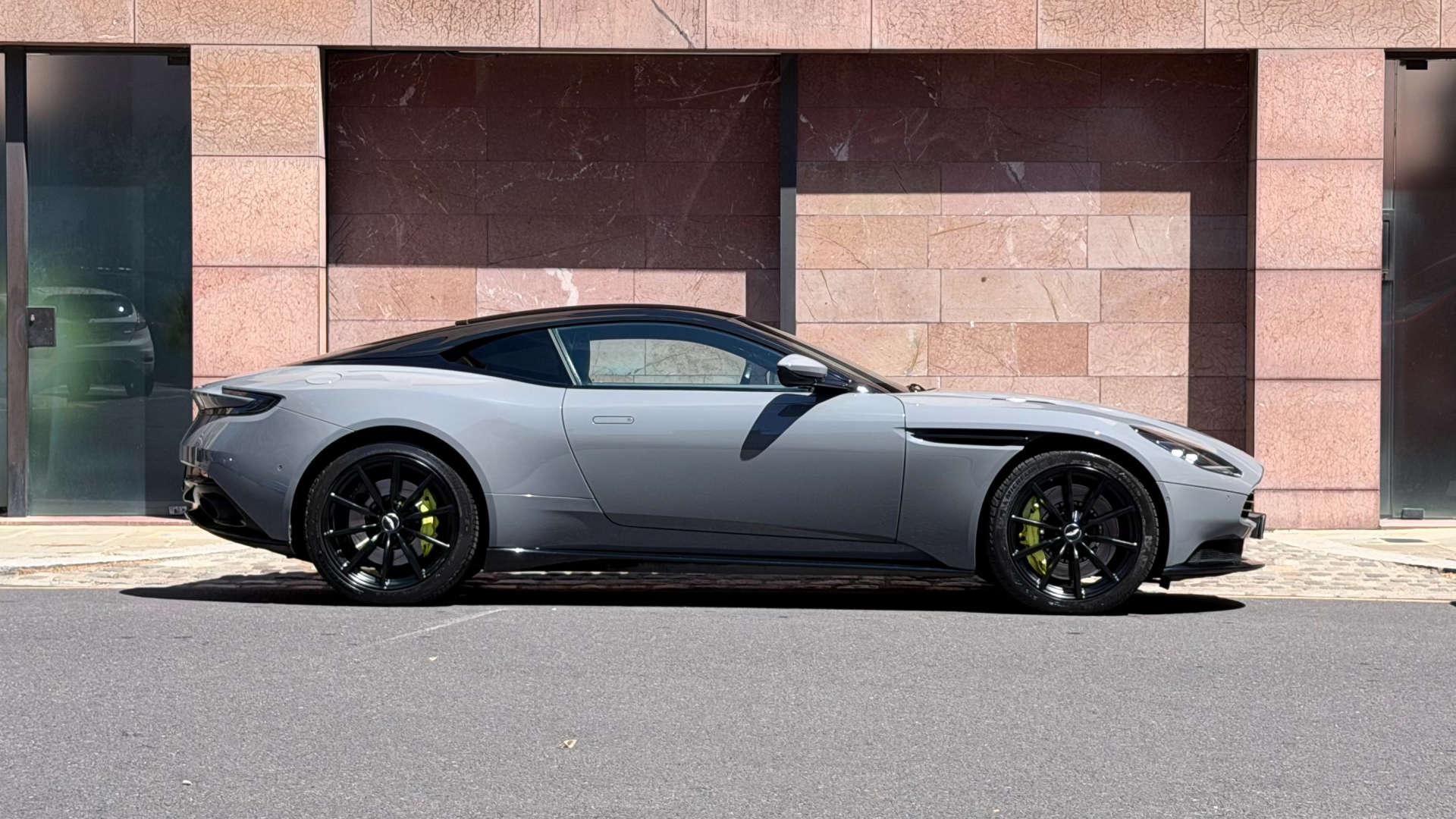 Aston Martin DB11 — photo 10