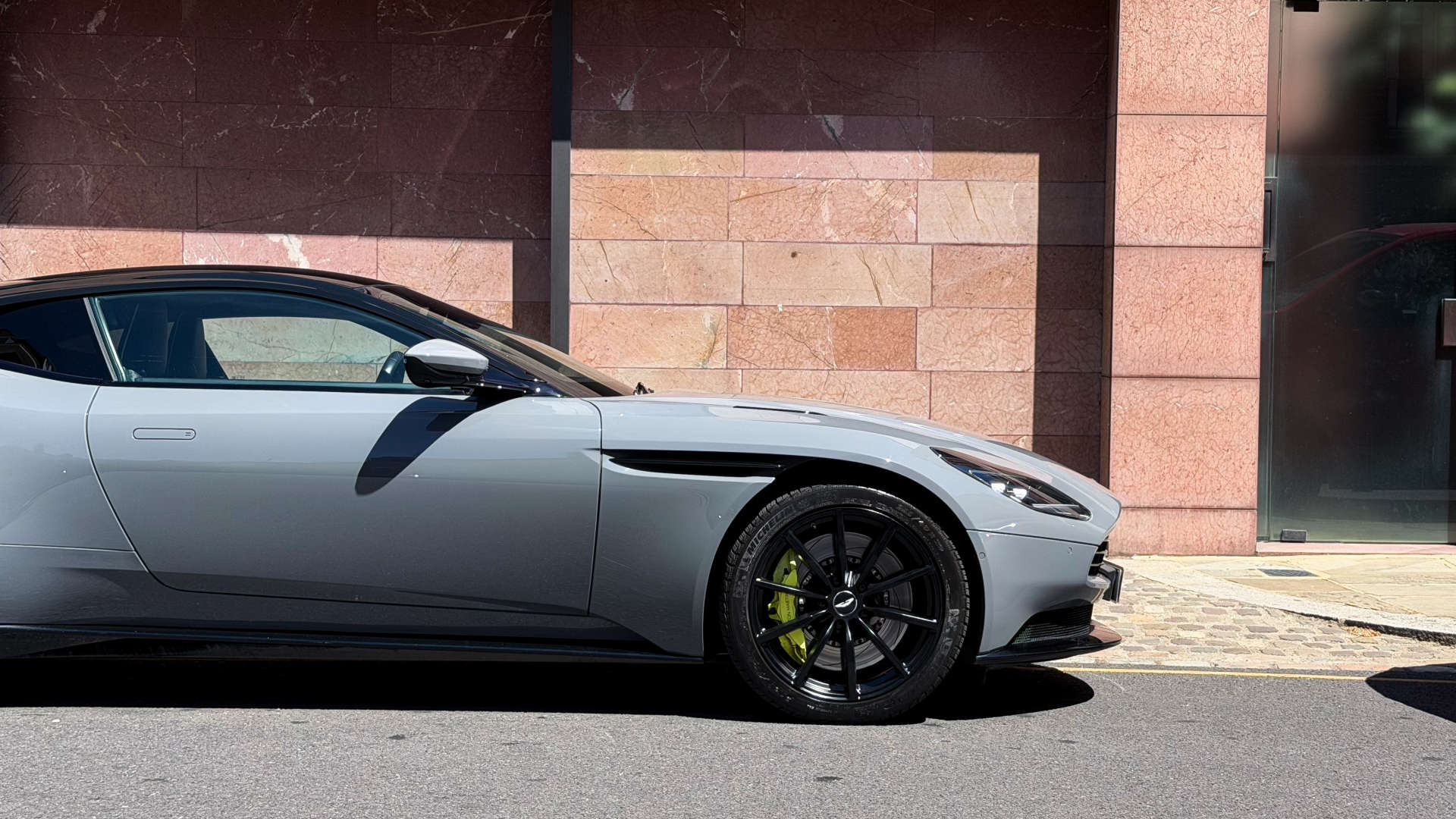 Aston Martin DB11 — photo 11