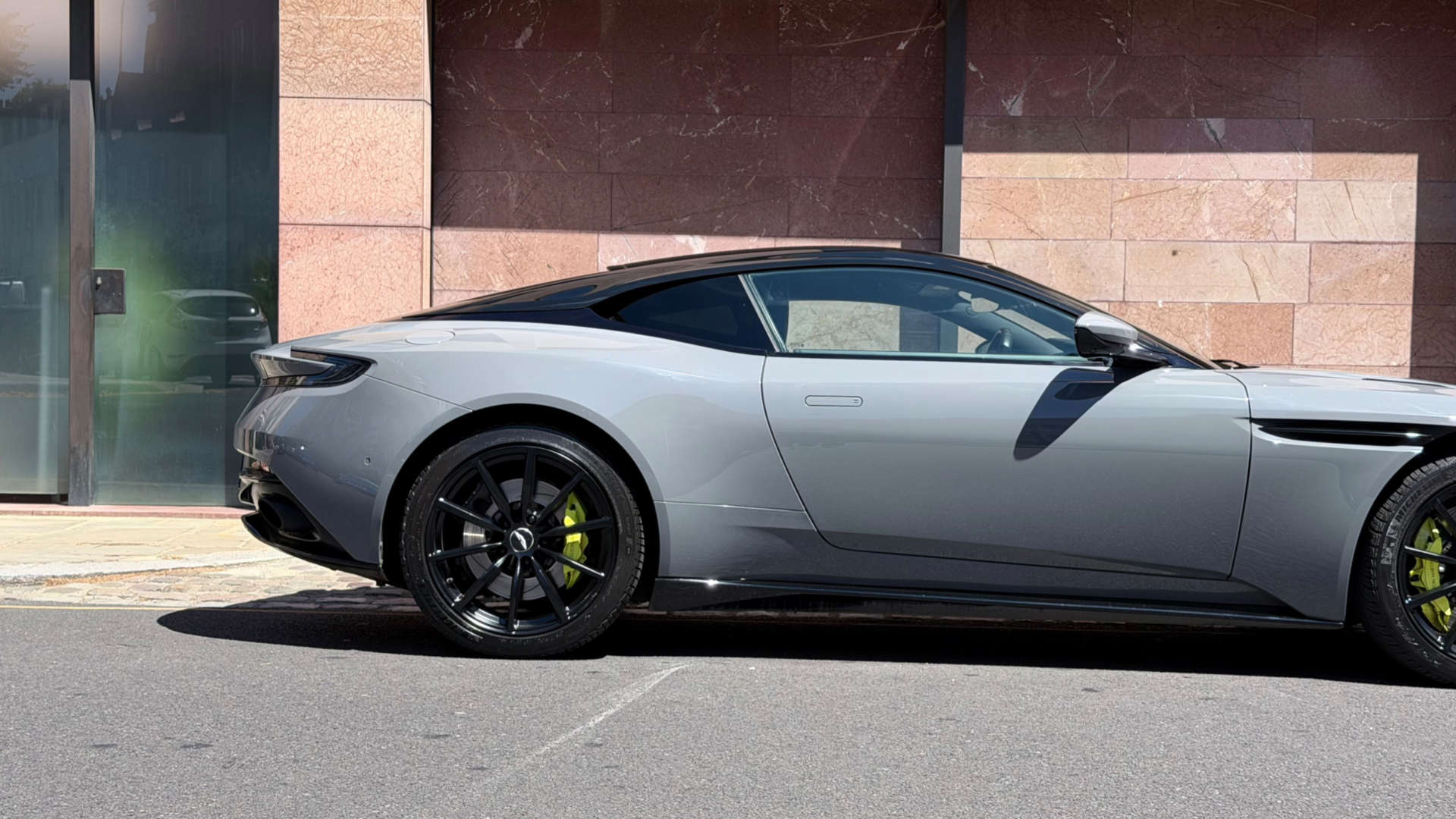 Aston Martin DB11 — photo 12