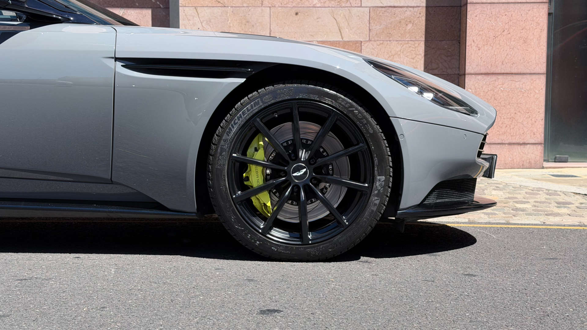 Aston Martin DB11 — photo 13