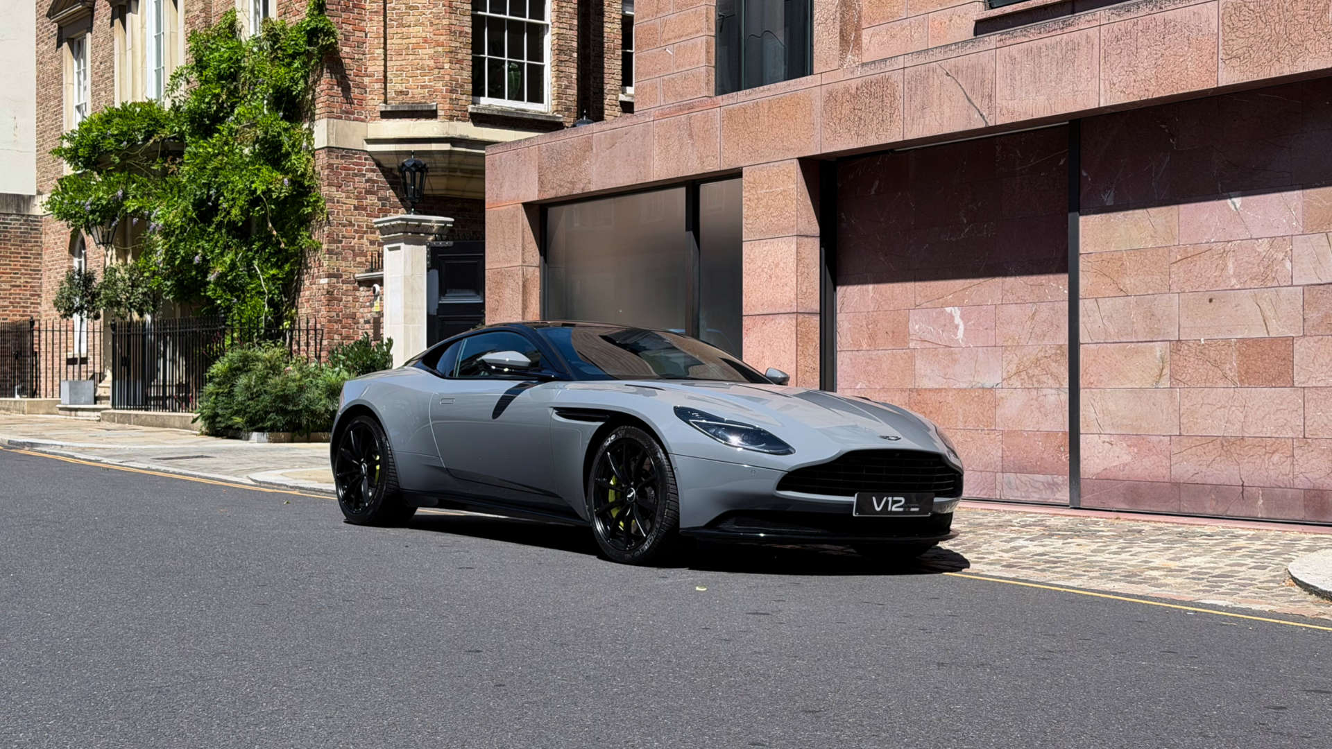 Aston Martin DB11 — photo 14