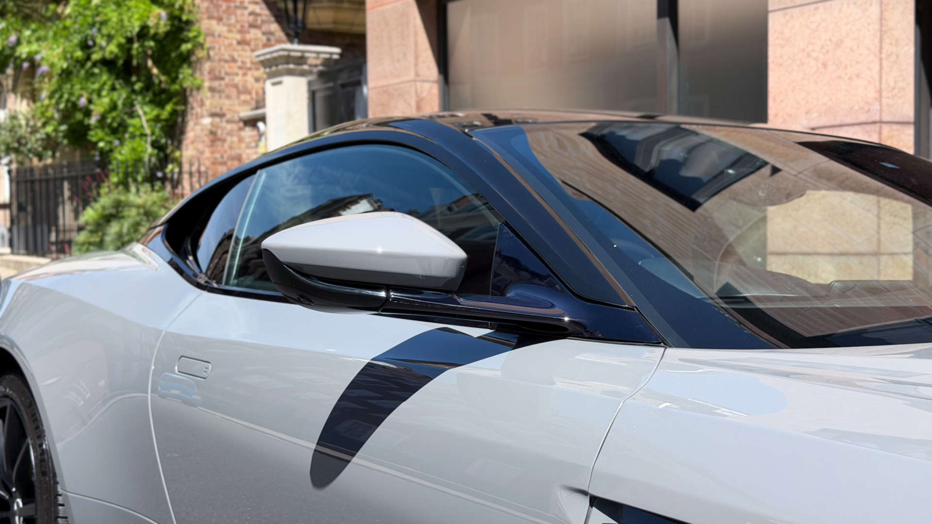 Aston Martin DB11 — photo 15