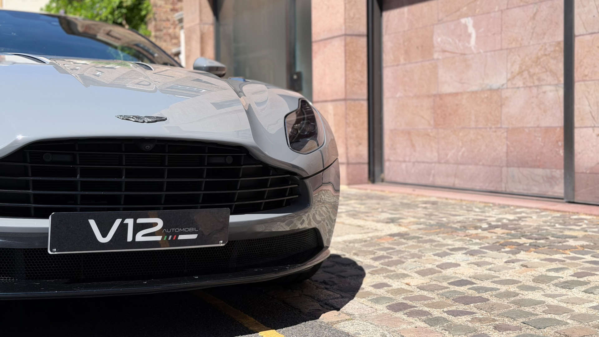 Aston Martin DB11 — photo 18