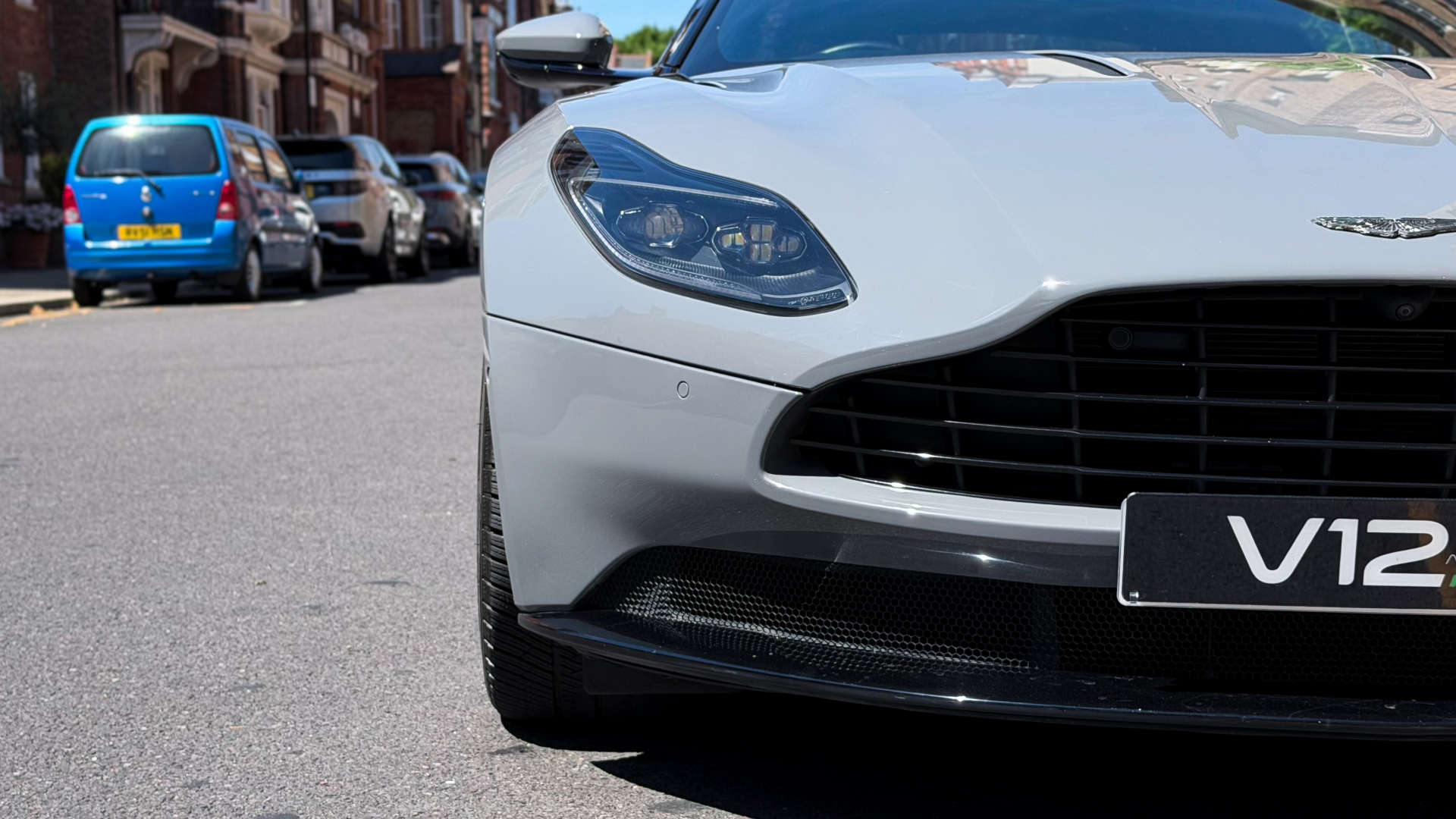 Aston Martin DB11 — photo 19