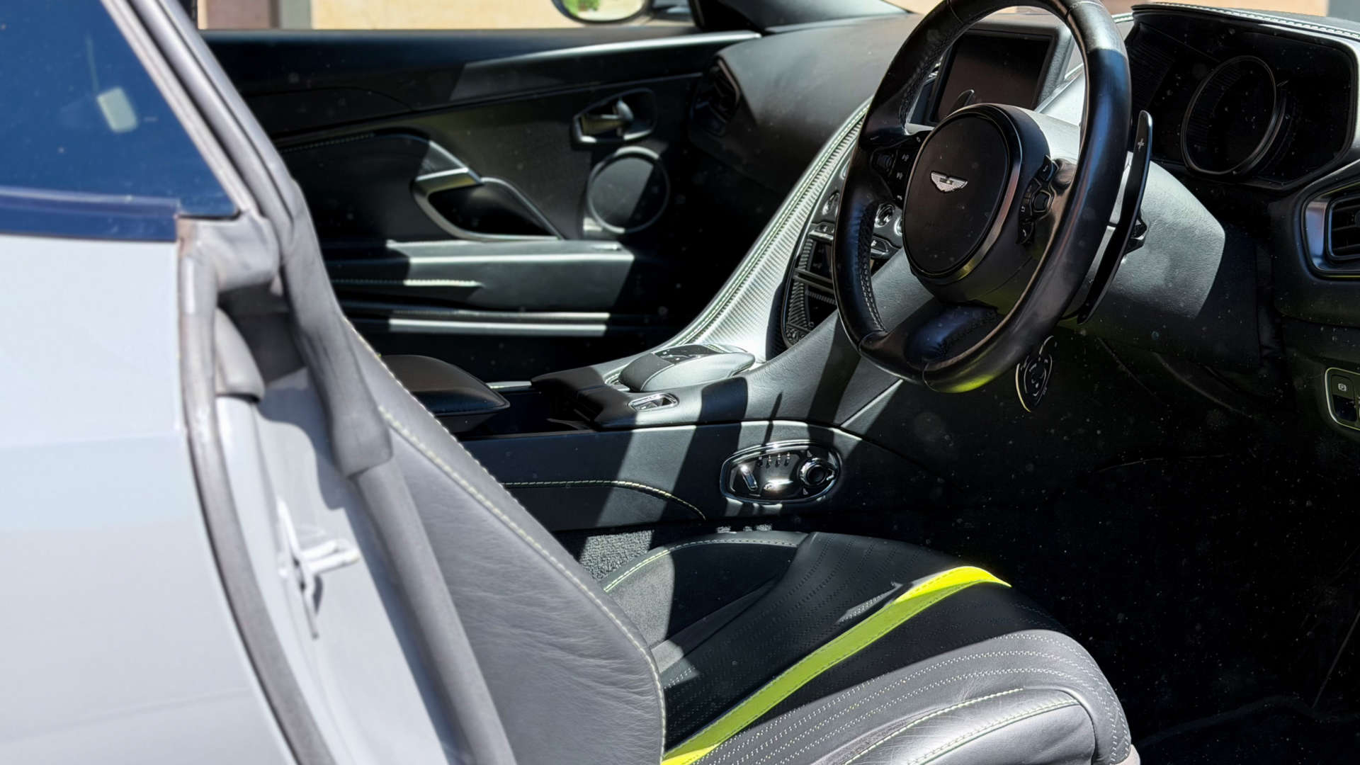 Aston Martin DB11 — photo 24