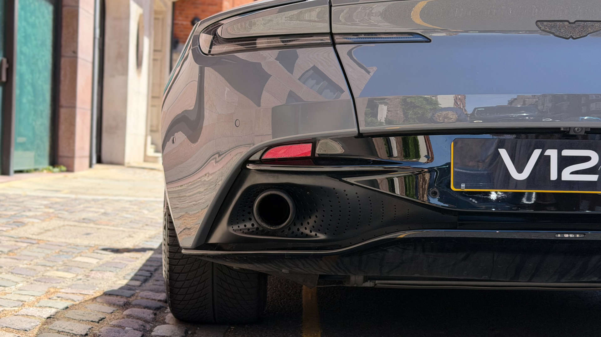 Aston Martin DB11 — photo 41