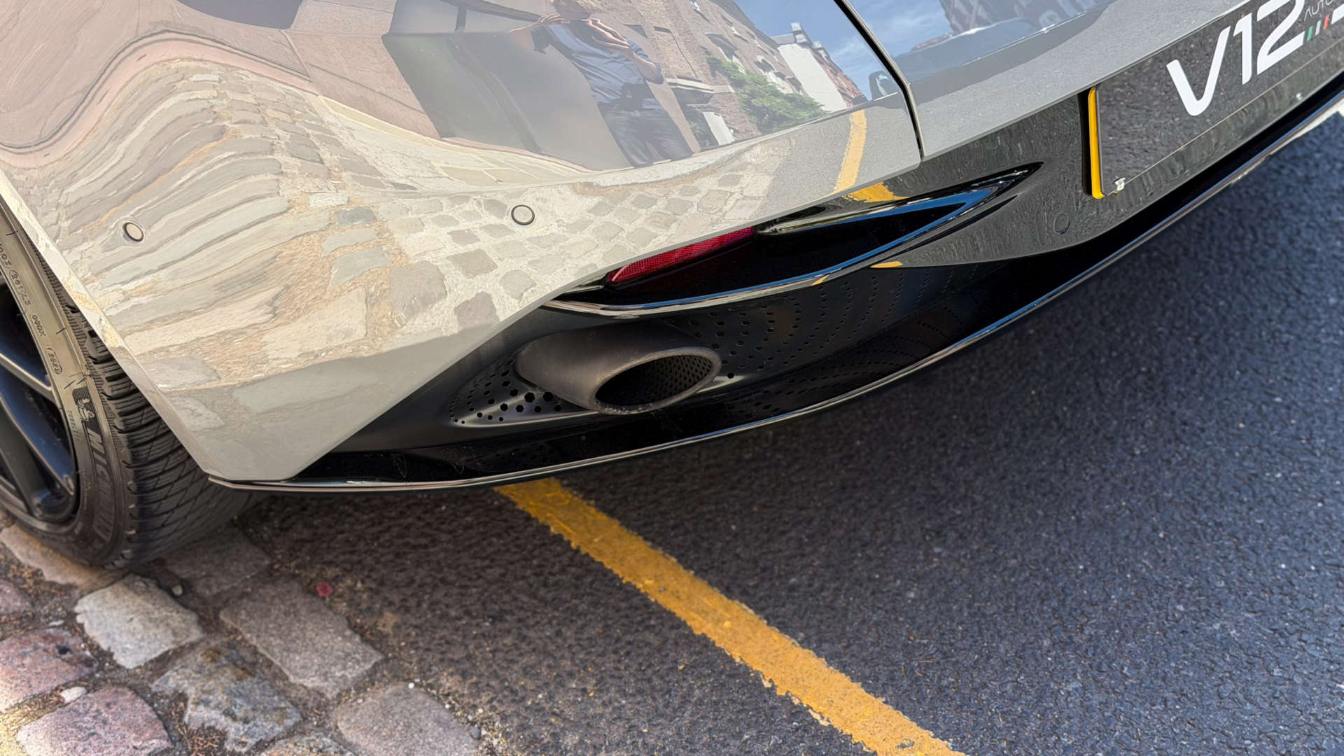 Aston Martin DB11 — photo 42